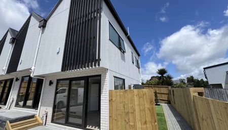 Modern Two-Bedroom, Two-Bathroom Home in Prime Birkdale Location - Photo 2