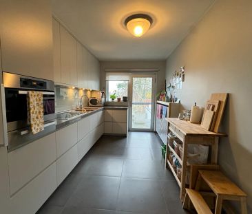 Centraal gelegen appartement met 2 slaapkamers en zeer groot terras - Photo 2