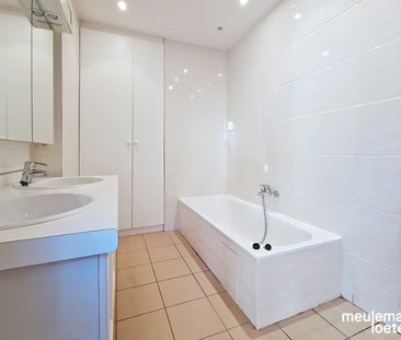 Lichtrijk appartement met terras en parking - Foto 2