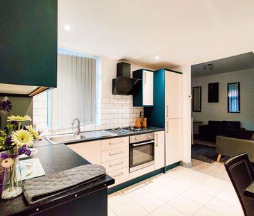 High spec shared house in L15, bills included! Room 4 - Photo 6