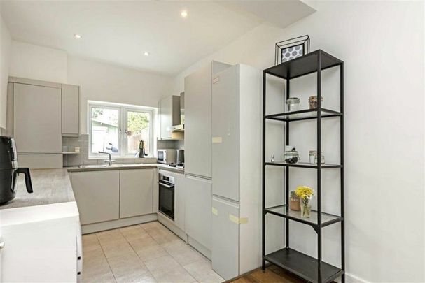 Elmtree Road, Teddington, TW11 - Photo 1