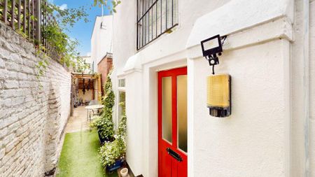 3 bedroom mews to rent - Photo 3