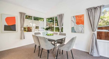 Renovated 3-Bedroom Home with Brand New Carpet in Bayview - Photo 3