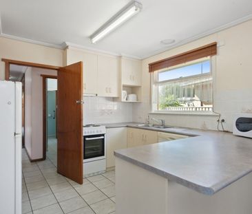 3 BEDROOM HOME WITH MASSIVE BACKYARD - Photo 4