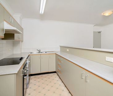 BRIGHT AND SPACIOUS PARK-SIDE LIVING, NOT TO BE MISSED! - Photo 4