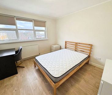 Fairview Avenue, Woking, Surrey, GU22 7NU - Photo 4