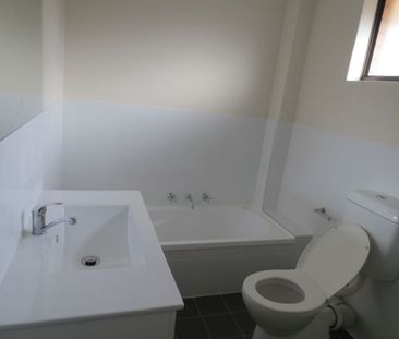 3 bedroom townhouse close to all! - Photo 4