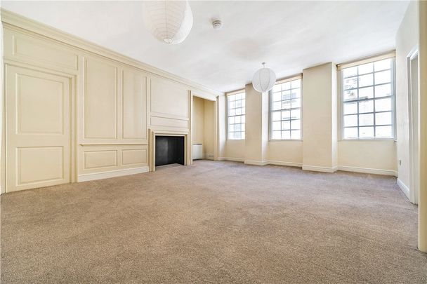 First floor one bedroom unfurnished flat in central Bath. - Photo 1
