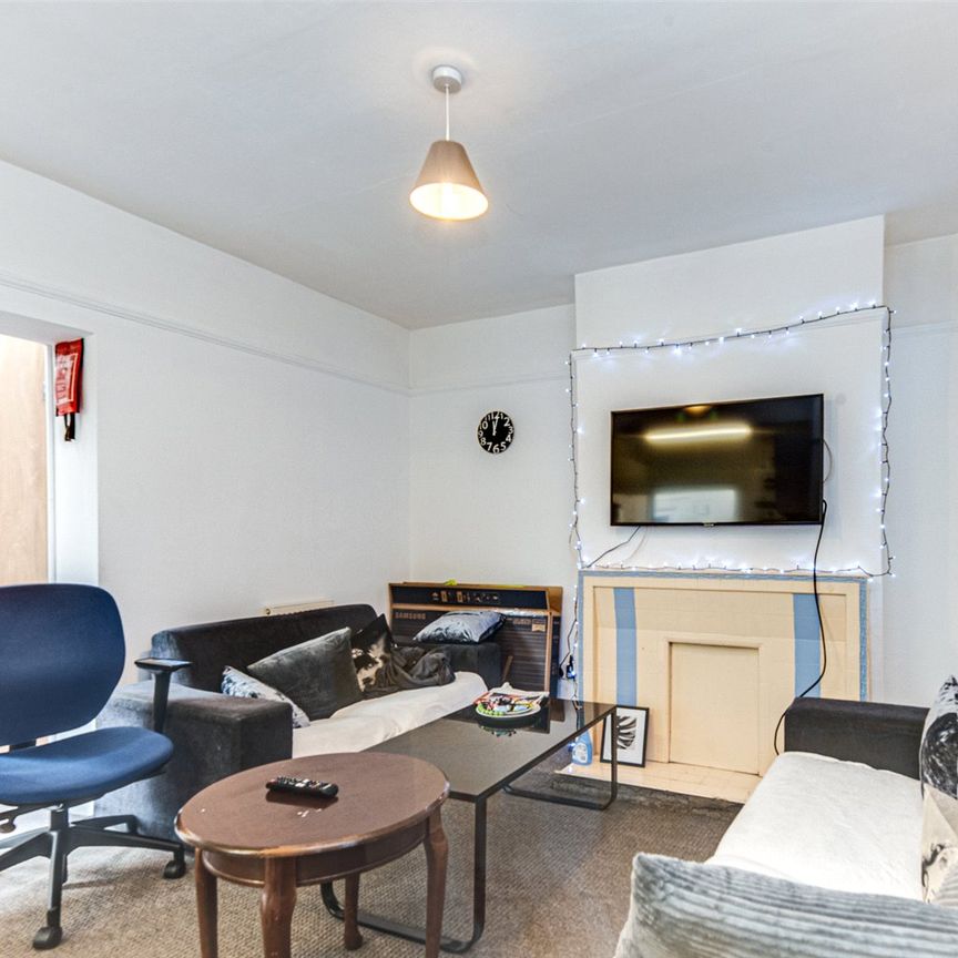 4 bedroom semi-detached house to rent - Photo 1