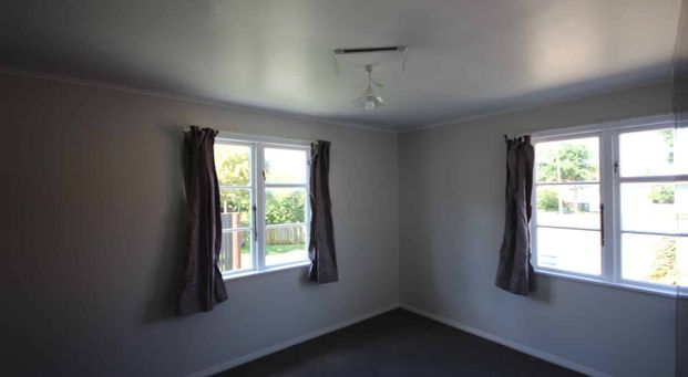 THREE BEDROOMS - ROSLYN - Photo 1