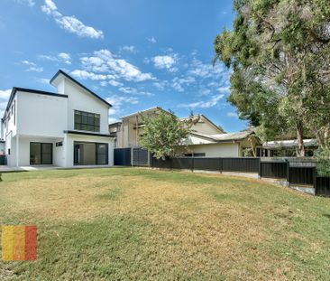 FULLY AIR CONDITIONED 4 BEDROOM TWO STOREY HOME ON GOLF COURSE - Photo 5