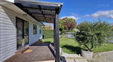 Stunning Refurbished Home in Tranquil Cul-de-Sac - Photo 3