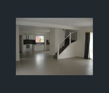 Modern three bedroom townhouse in a great location! - Photo 5