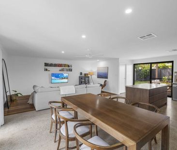 Stylish 3 bedroom home near Dicky Beach!! - Photo 1