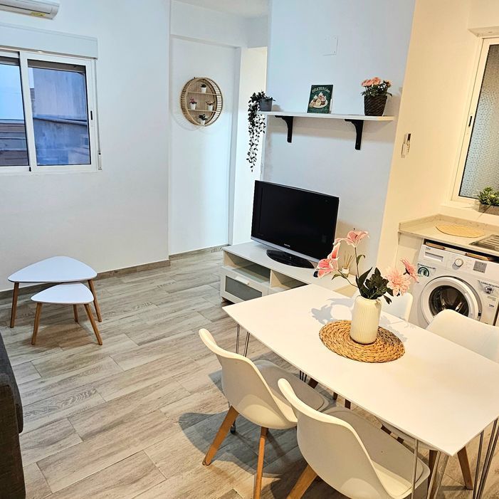 Alquiler de piso en CL Armengual De La Mota - Photo 1