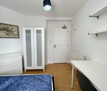 6 bed Apartment for Rent - Photo 4