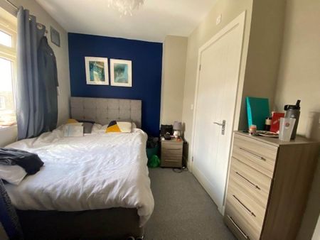 Rosemont Walk (room 4), Bramley, Leeds - Photo 3