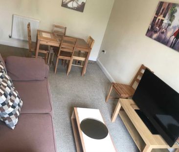 COUPLES WANTED! Room 3: 12 Pickering, Guildford, GU2 8AH - Photo 2