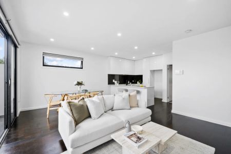 Light Filled Luxury - Photo 3