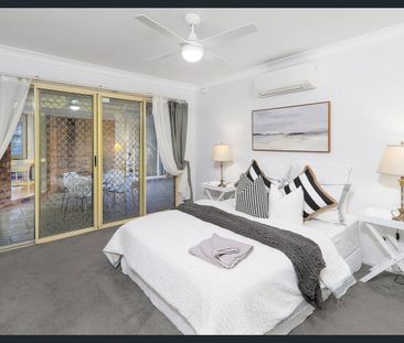 Spacious 4-Bedroom Family Home with Swimming Pool in Prime Calamval... - Photo 5