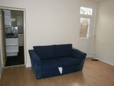 3 Bed Student House To Let - Photo 2