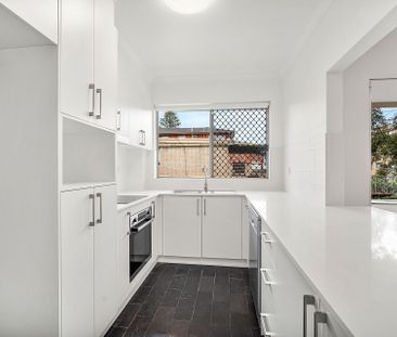 Newly Renovated Two-Bedroom Apartment in Prime Coastal Location - Photo 1