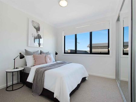 SPACIOUS TOWN HOUSE !! - Photo 2