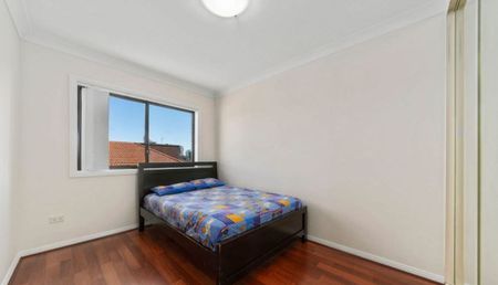 OVERSIZED TWO BEDROOM IN HEART OF HARRIS PARK - Photo 2