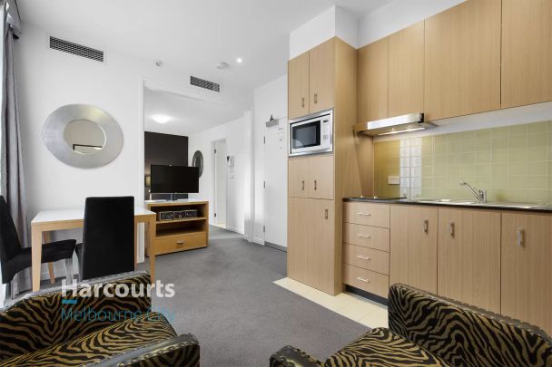 Stay Classy on Collins - Fully Furnished! - Photo 1