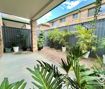 Spacious 3 Bedrooms Townhouse in a great location - Photo 1