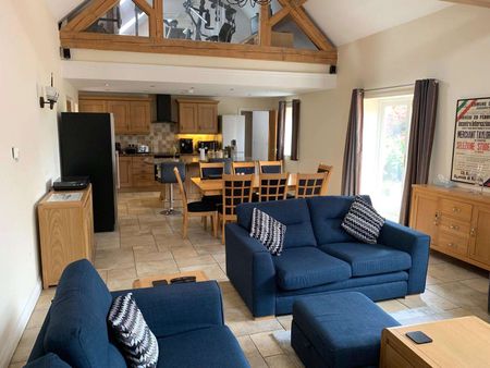 Modern, open-plan three bed / three bath barn conversion between Tarporley and Chester, with excellent standard of finish, double height living area and front and rear gardens - Photo 2