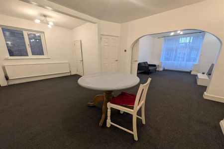 3 bedroom semi-detached house to rent - Photo 2