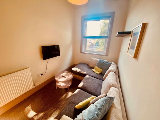 Newly Decorated City Centre Flat with Roof Terrace - Bills Included Room 2 - Photo 1