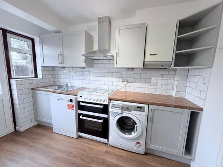 4 bedroom semi-detached house to rent - Photo 2