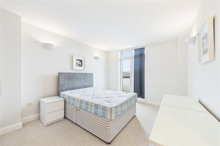2 bedroom Flat in Clarence Street, Staines-Upon-Thames - Photo 2