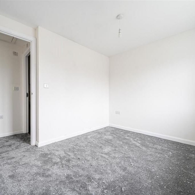 4 bedroom end of terrace house to rent - Photo 1