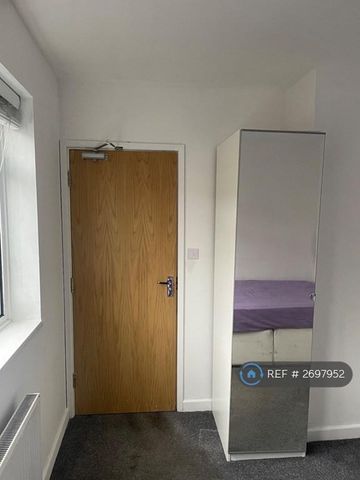 1 bedroom in a house share to rent - Photo 5