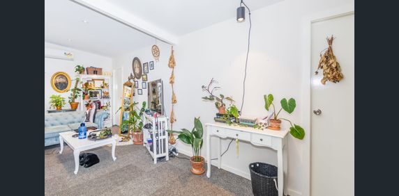 neat as a pin - Photo 2