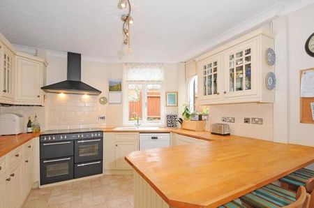 3 bed detached house to rent in Springfield Road, Guildford, GU1 - Photo 2