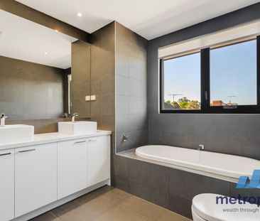 2B Melva Street, BENTLEIGH EAST, VIC - Photo 2