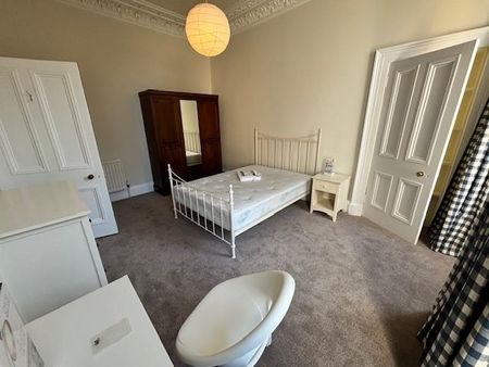 3 bedroom flat to rent - Photo 2