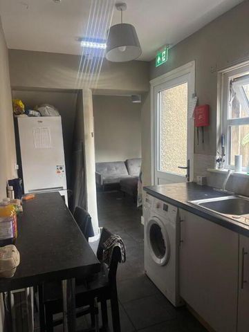 Room 3, 14 Beechmount Street, Belfast, BT12 7NG - Photo 4