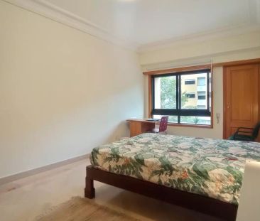 Room for rent in 5-bedroom apartment in Bairro Padre Cruz, Lisbon - Foto 1