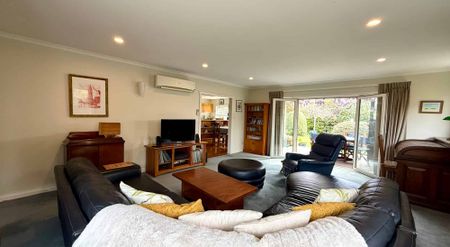 FULLY FURNISHED LARGE FAMILY HOME IN EXCELLENT LOCATION! - Photo 2