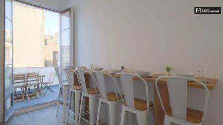 Room in a shared 6-bedroom apartment for rent in Vila de Gràcia, perfect for professionals and students - Photo 4