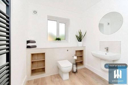 1 bedroom in a house share to rent - Photo 3