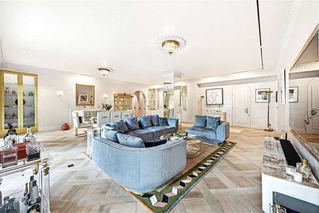 Exceptional Lateral Living in One of Kensington’s Finest Addresses - Photo 4