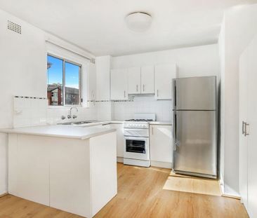 Bright Two Bedroom Apartment with Balcony & Parking - Photo 2