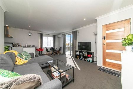 Lovely open plan home bathed in sun - Photo 3