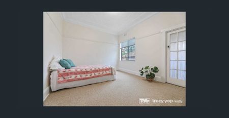 Perfect spacious house with a huge backyard for the family to enjoy! - Photo 4